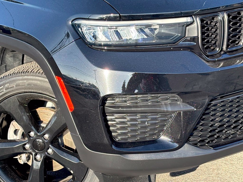 Used 2023 Jeep Grand Cherokee Altitude RWD image 6