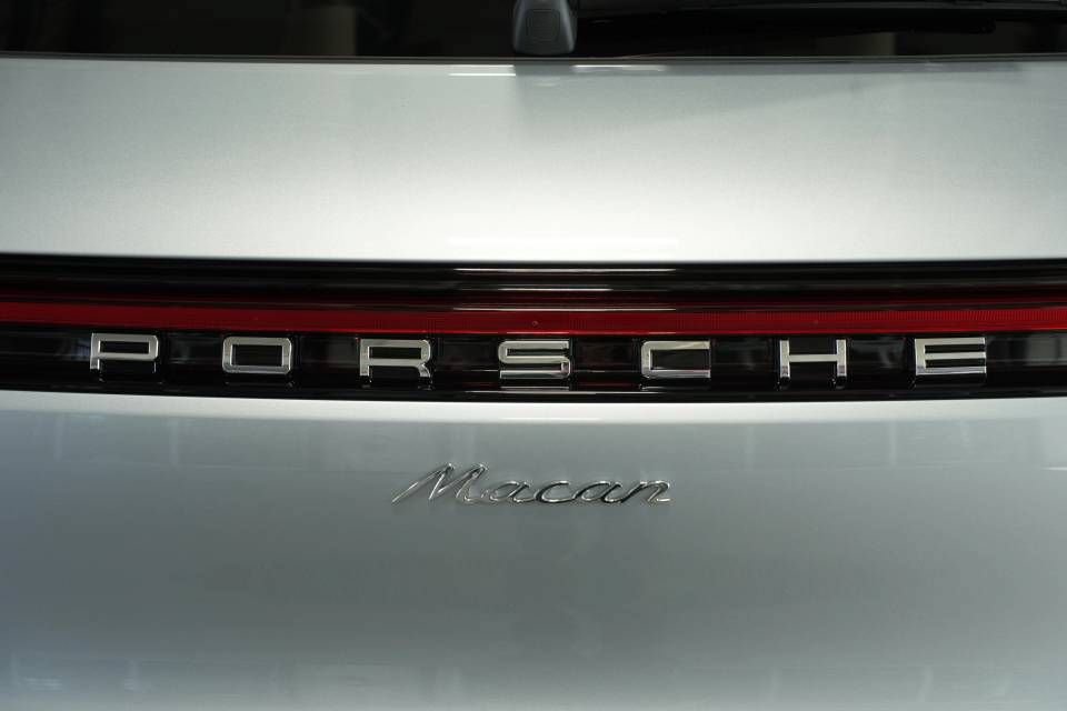 Certified 2025 Porsche Macan AWD/4WD image 38