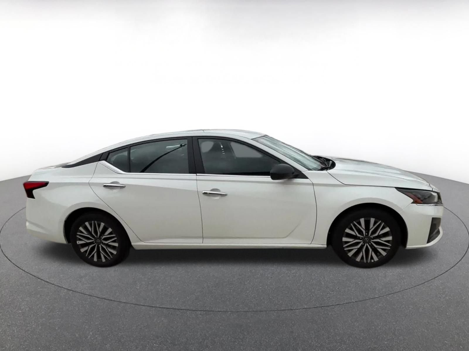 Used 2025 Nissan Altima 2.5 SV FWD image 13