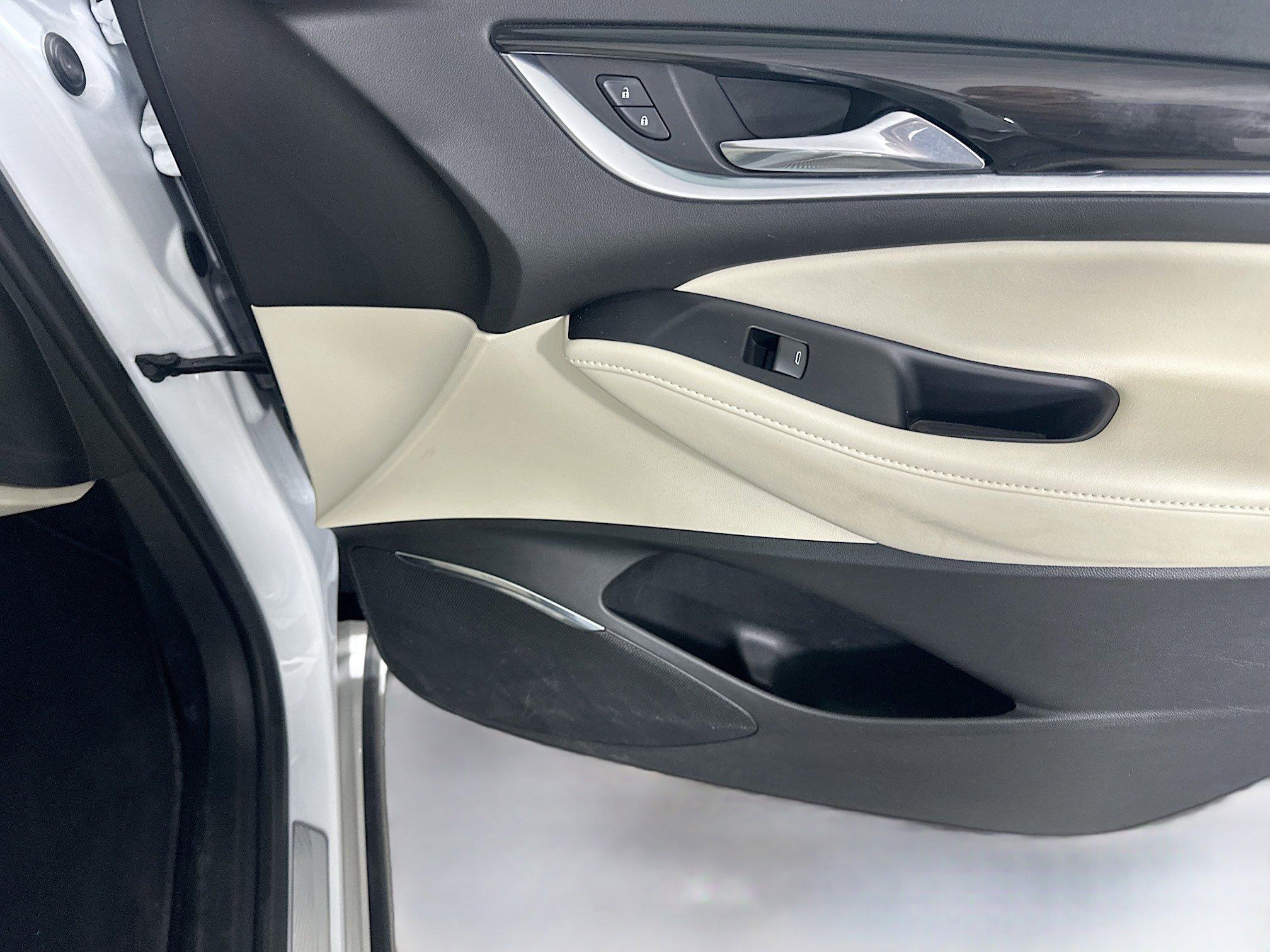 Used 2024 Buick Enclave Essence w/ Technology Package image 32