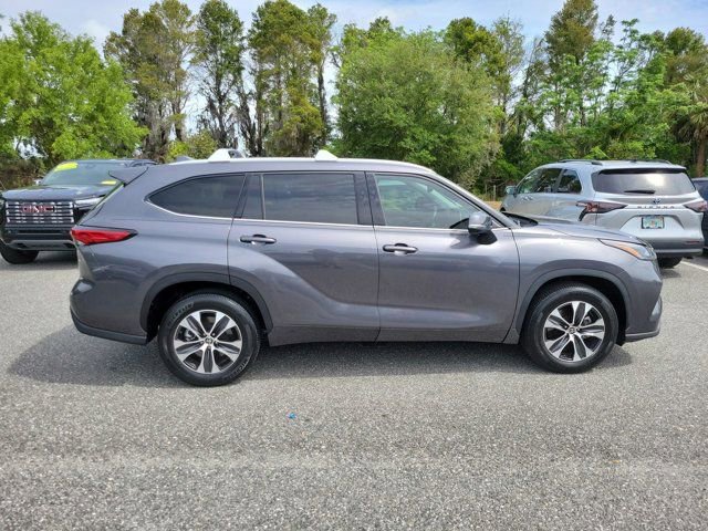 Used 2022 Toyota Highlander XLE image 9