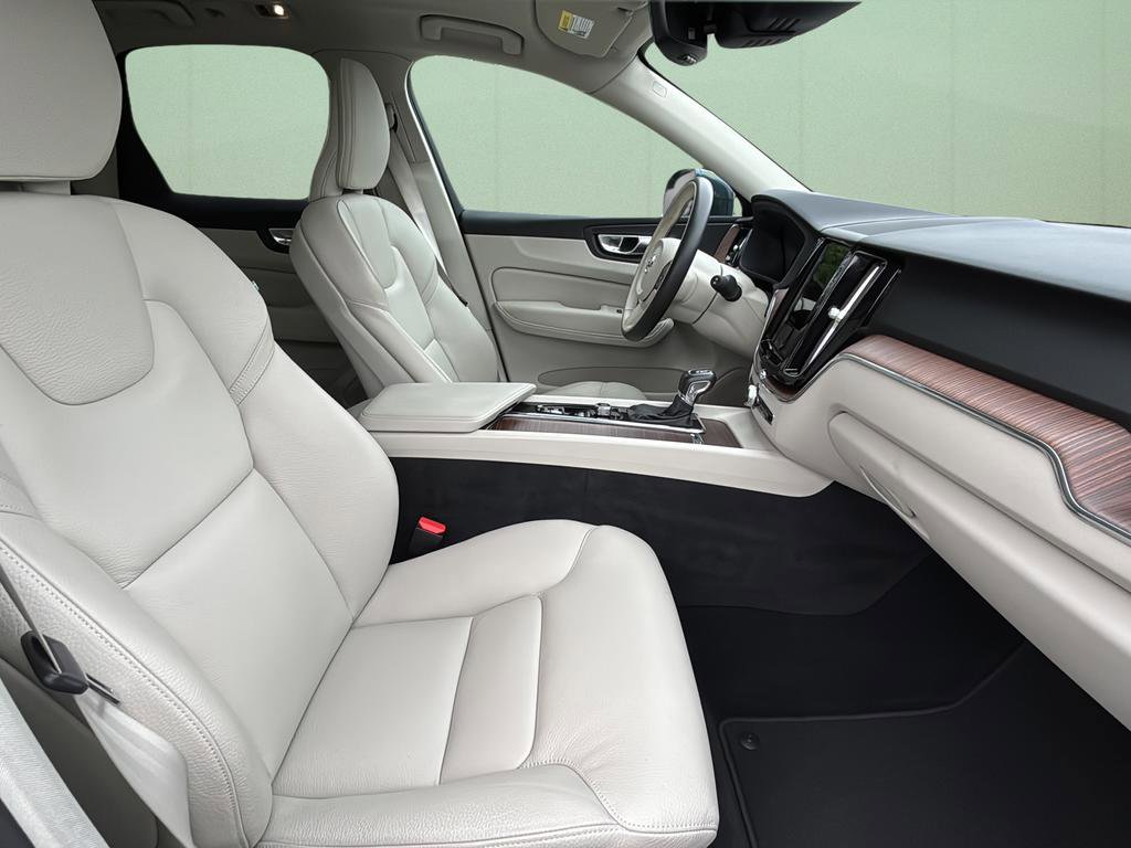 Used 2021 Volvo XC60 T5 Momentum w/ Premium Package image 41
