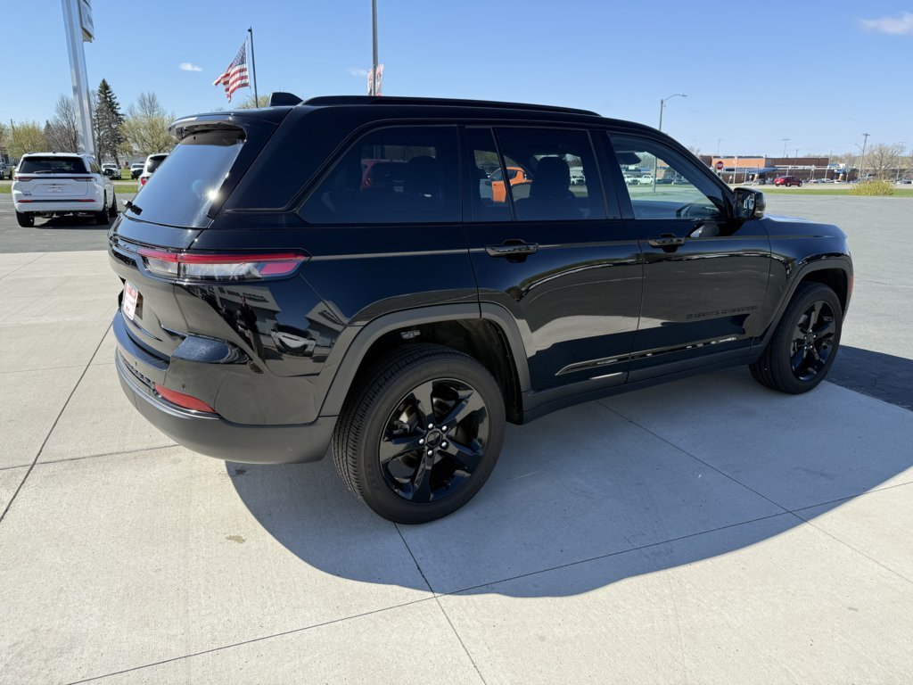 Used 2023 Jeep Grand Cherokee Altitude AWD/4WD image 8