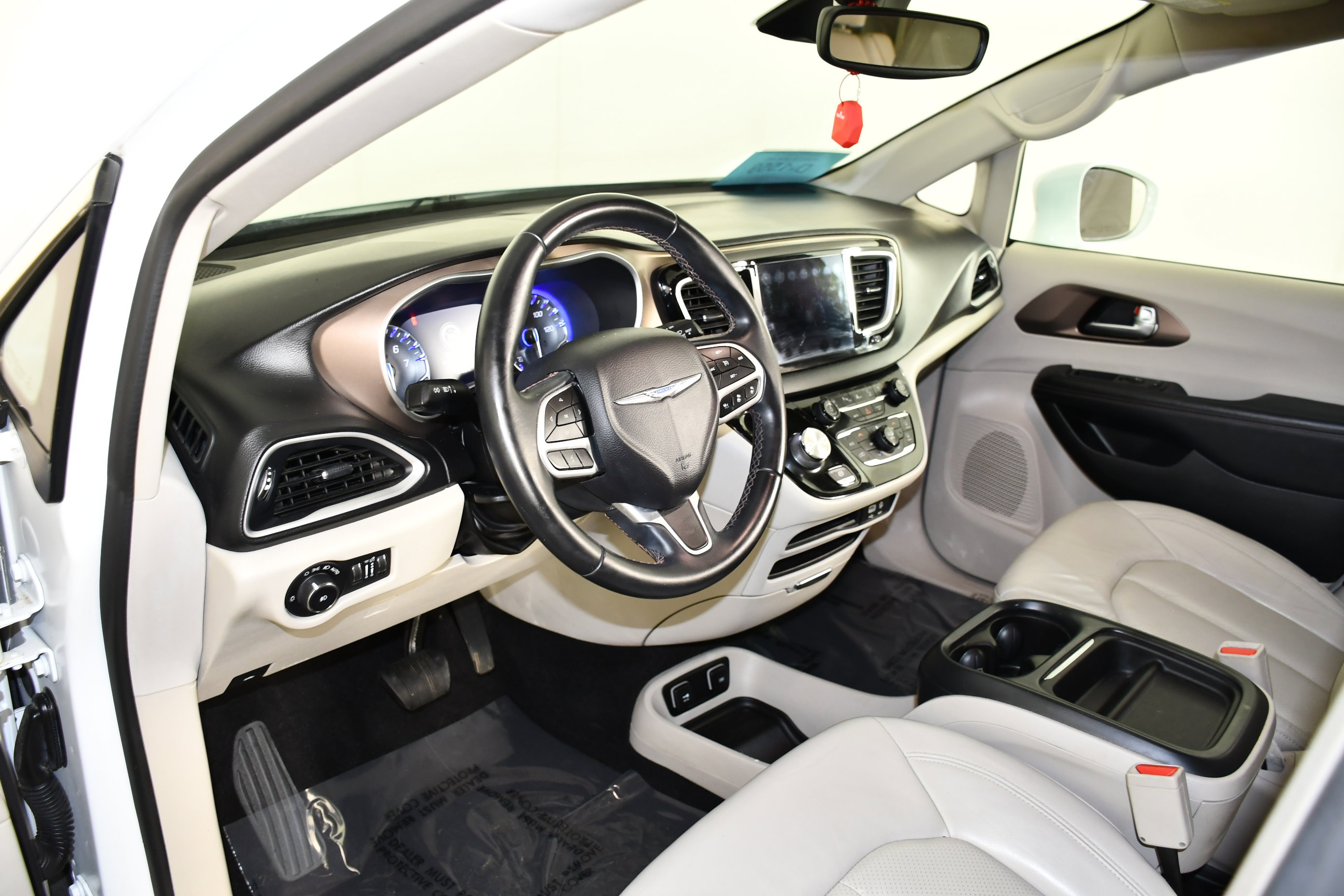 Used 2018 Chrysler Pacifica Touring-L w/ Advanced Safetytec Group FWD image 36