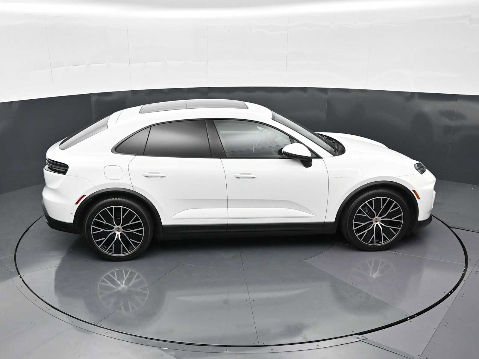 Certified 2025 Porsche Macan Electric RWD image 34