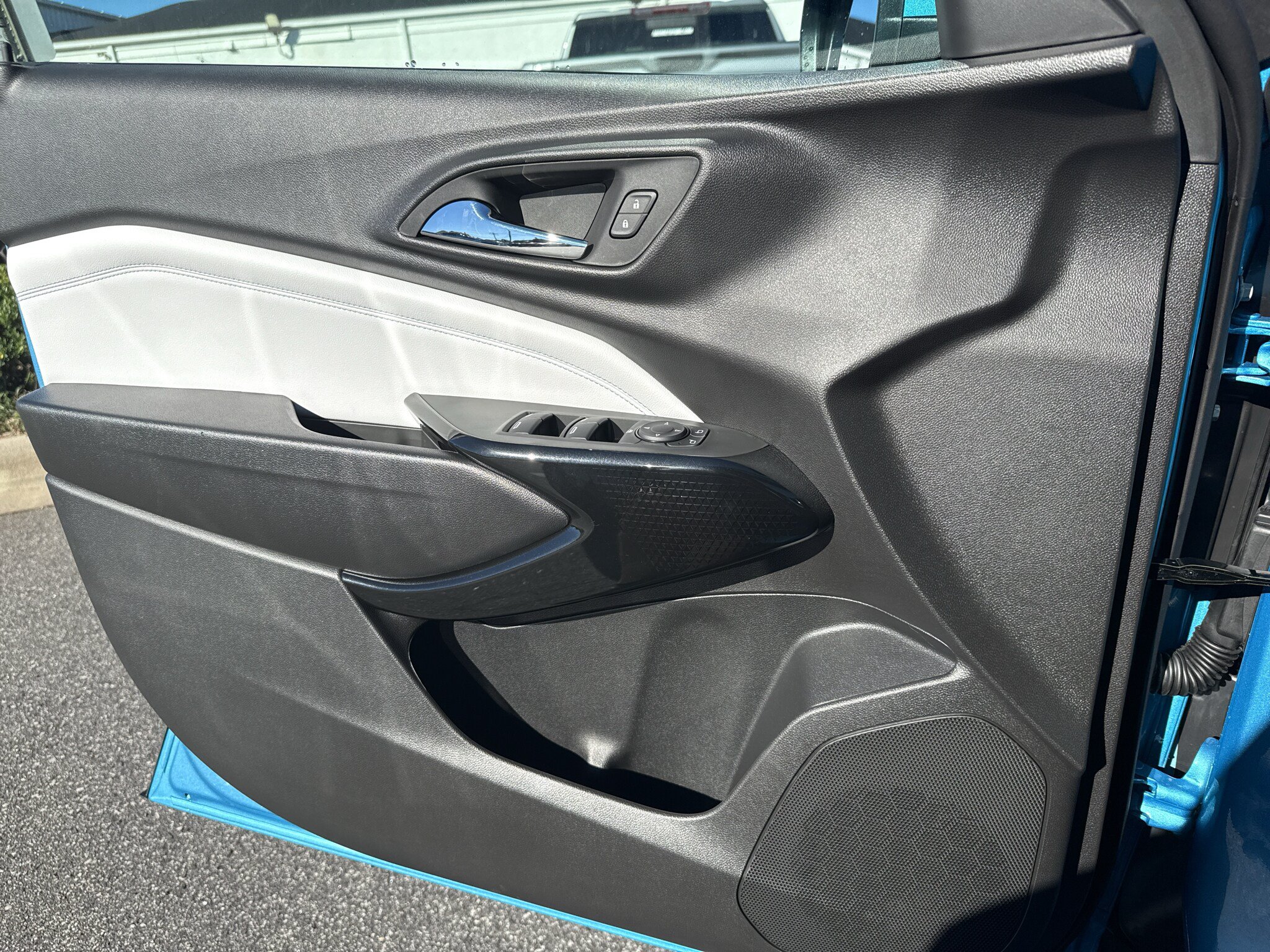 New 2026 Chevrolet Trax LT w/ Sunroof Package FWD image 9