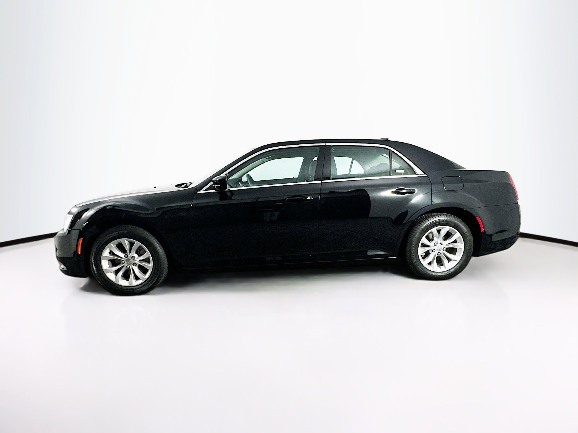 Used 2023 Chrysler 300 Touring image 4