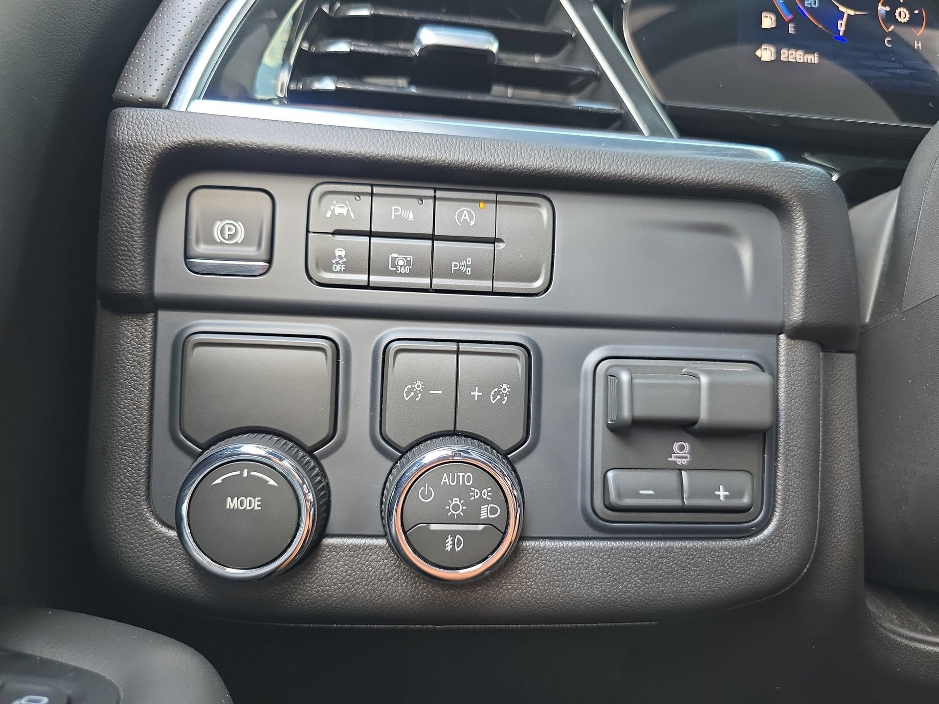 Used 2026 Chevrolet Suburban Premier w/ Sun And Tow Package RWD image 27