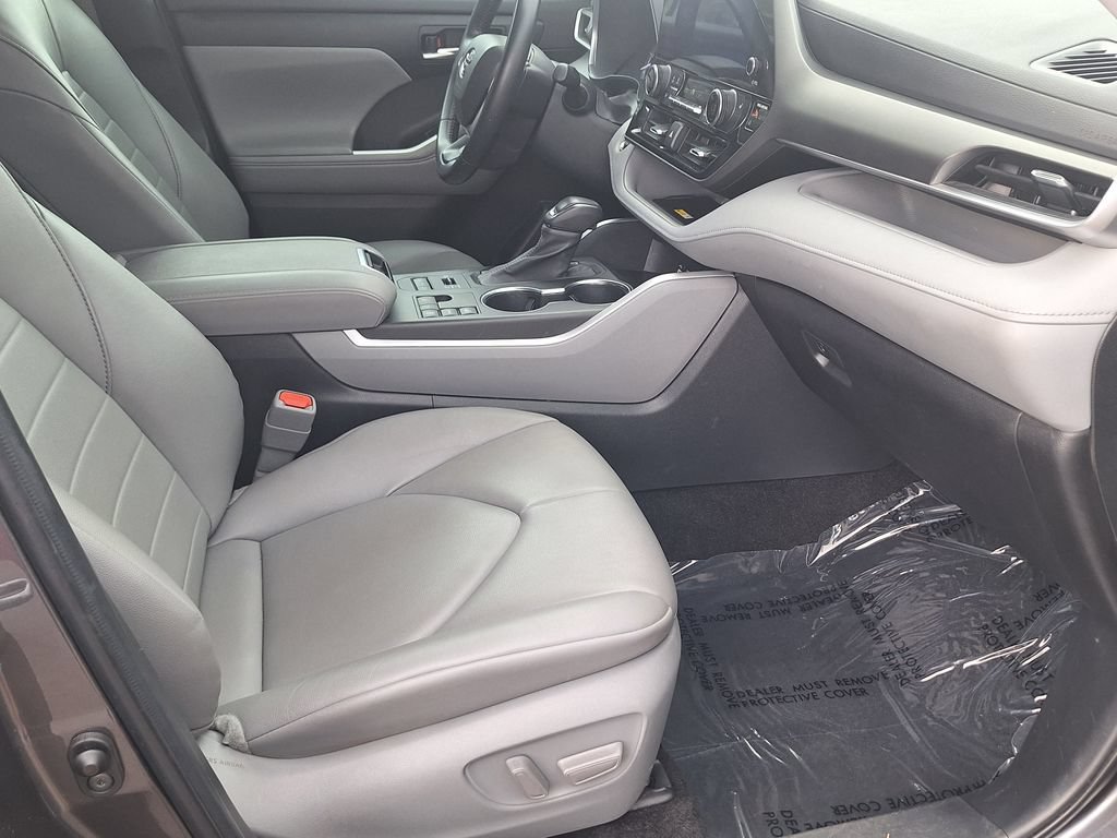 Used 2023 Toyota Highlander XLE AWD/4WD image 24