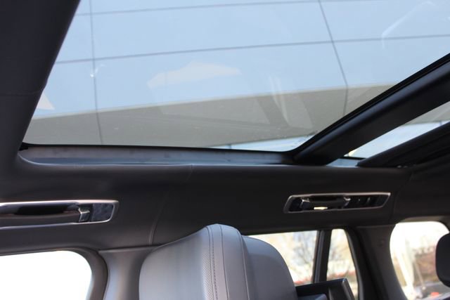 Used 2025 Land Rover Range Rover SV image 23