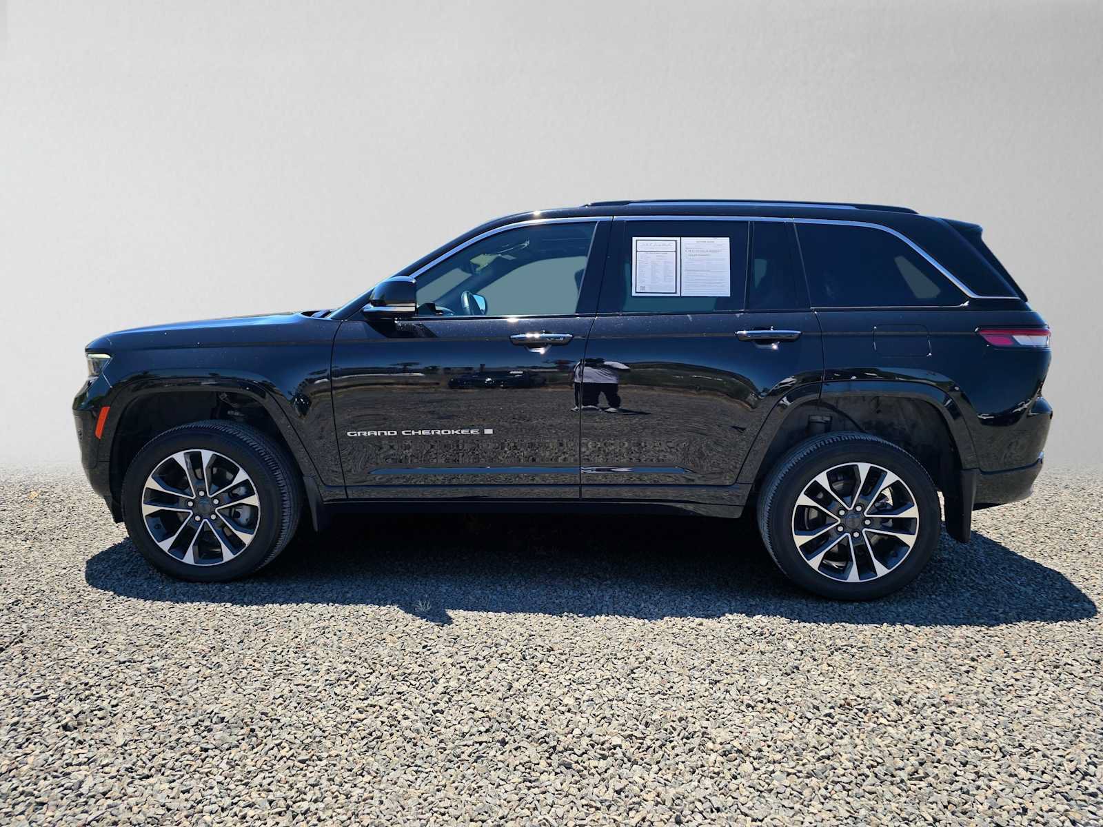 Used 2022 Jeep Grand Cherokee Overland w/ Luxury Tech Group IV AWD/4WD image 6