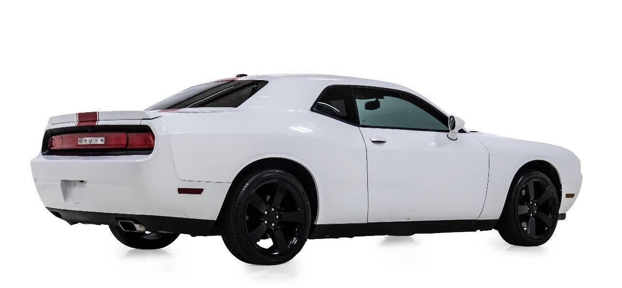 Used 2012 Dodge Challenger SXT RWD image 3