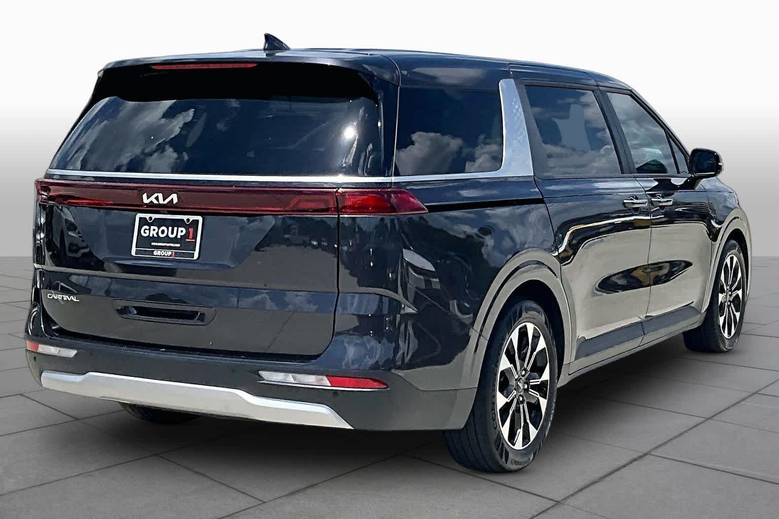 Used 2023 Kia Carnival EX FWD image 12