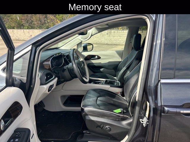 Used 2021 Chrysler Pacifica Limited w/ Uconnect Theater Family Group AWD/4WD image 15