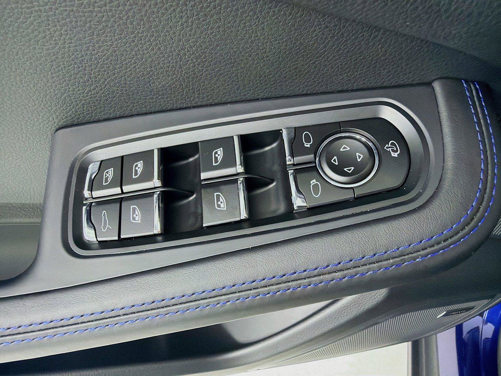 Certified 2026 Porsche Macan Turbo AWD/4WD image 8