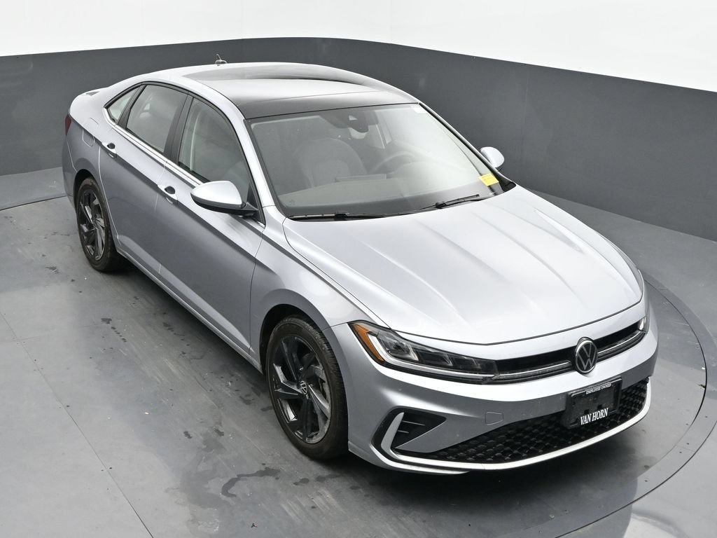 Used 2025 Volkswagen Jetta SE FWD image 16