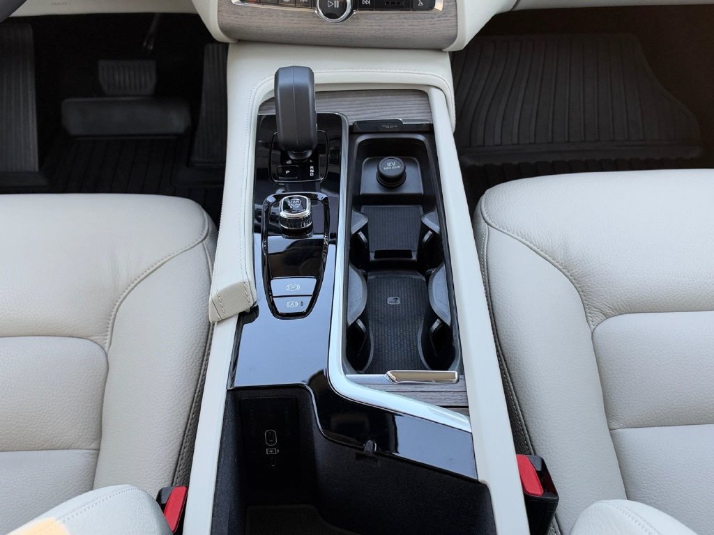 Certified 2024 Volvo XC90 T8 Plus w/ Protection Package Premier AWD/4WD image 15