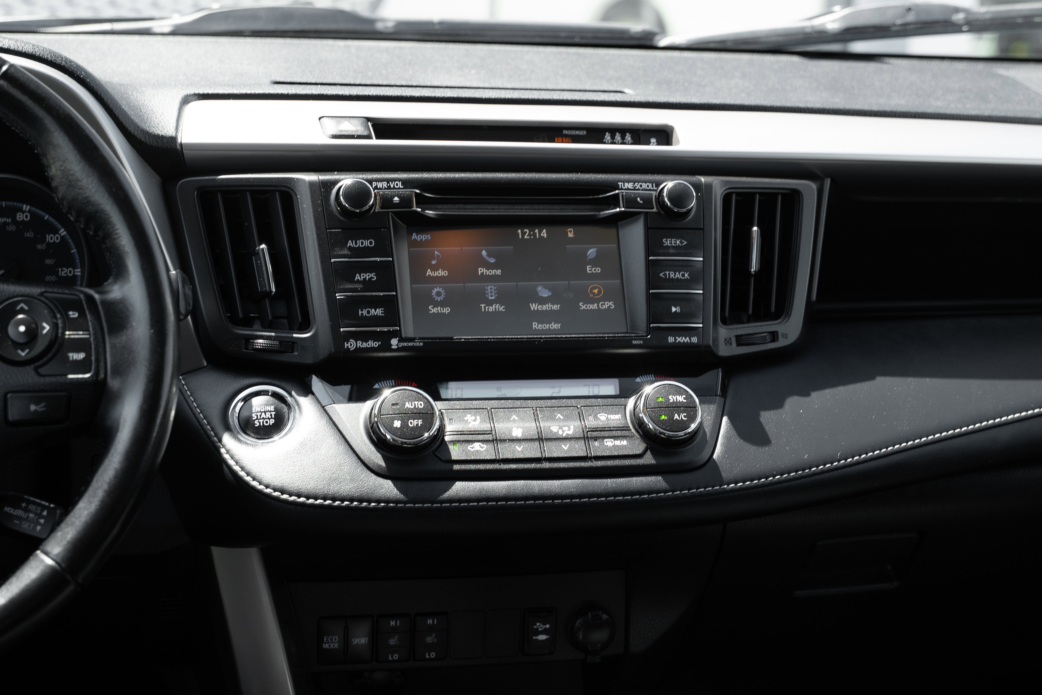 Used 2018 Toyota RAV4 XLE AWD/4WD image 11