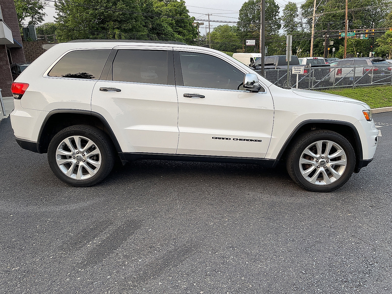 Used 2017 Jeep Grand Cherokee Limited image 3
