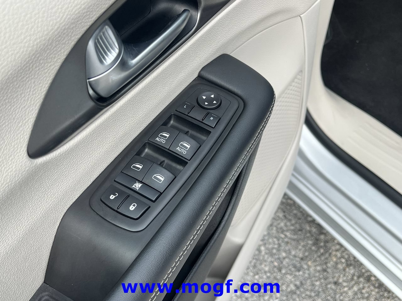 Used 2024 Chrysler Pacifica Touring-L FWD image 17