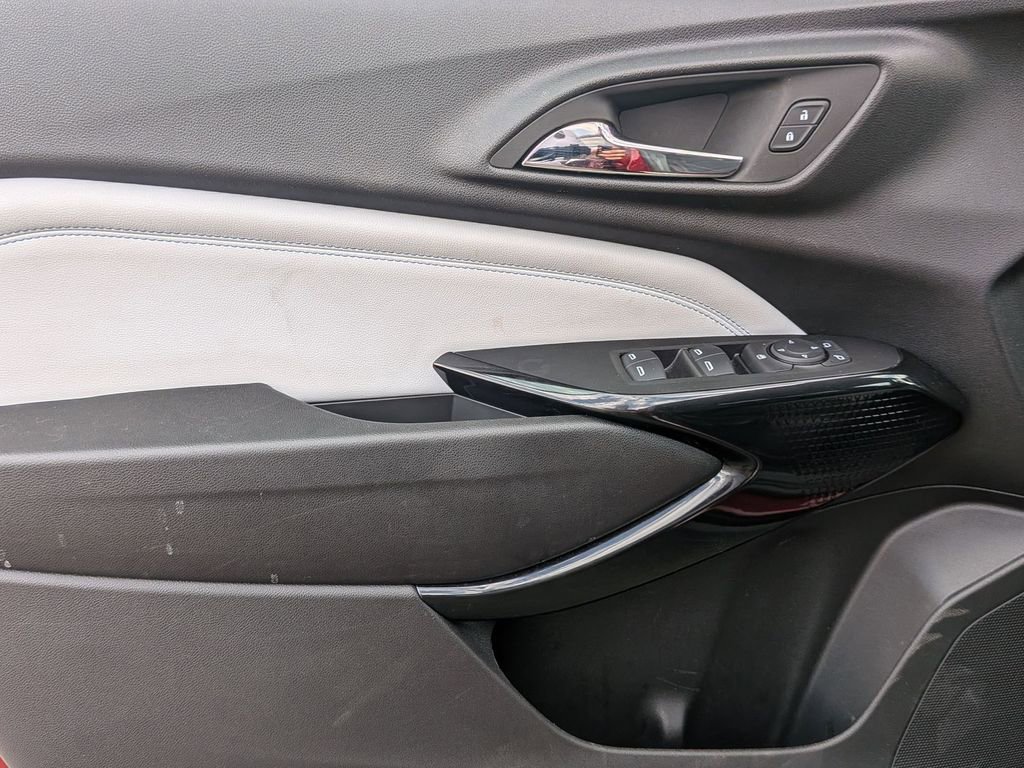 Used 2025 Chevrolet Trax LT w/ LT Convenience Package image 11