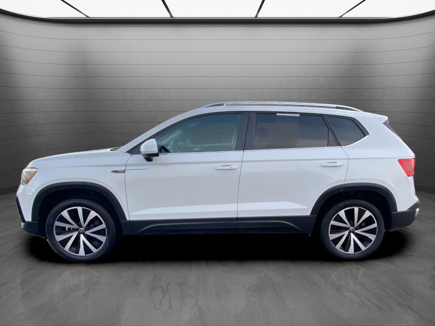 Used 2024 Volkswagen Taos SE image 2