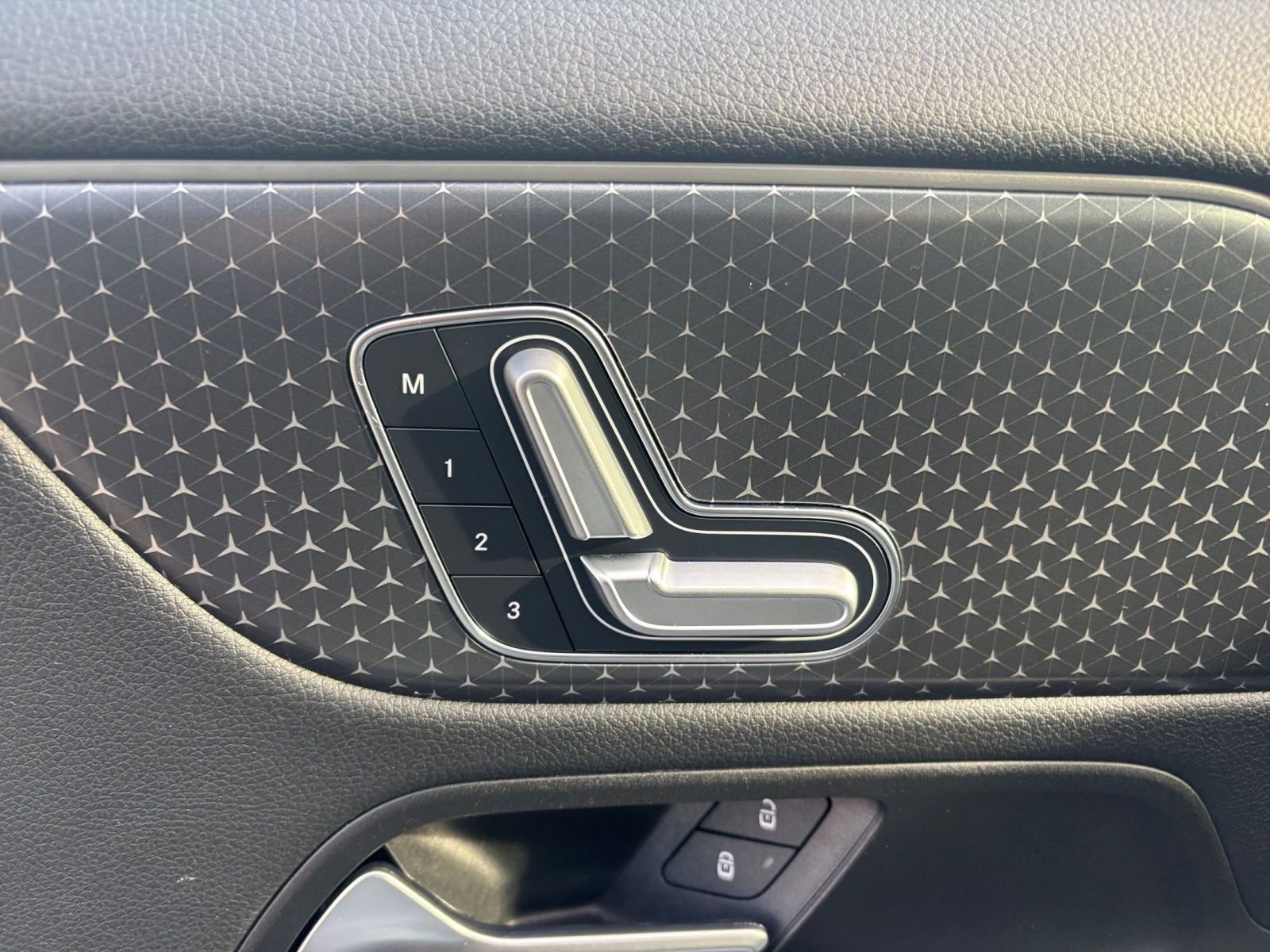 Used 2025 Mercedes-Benz GLA 250 4MATIC image 23