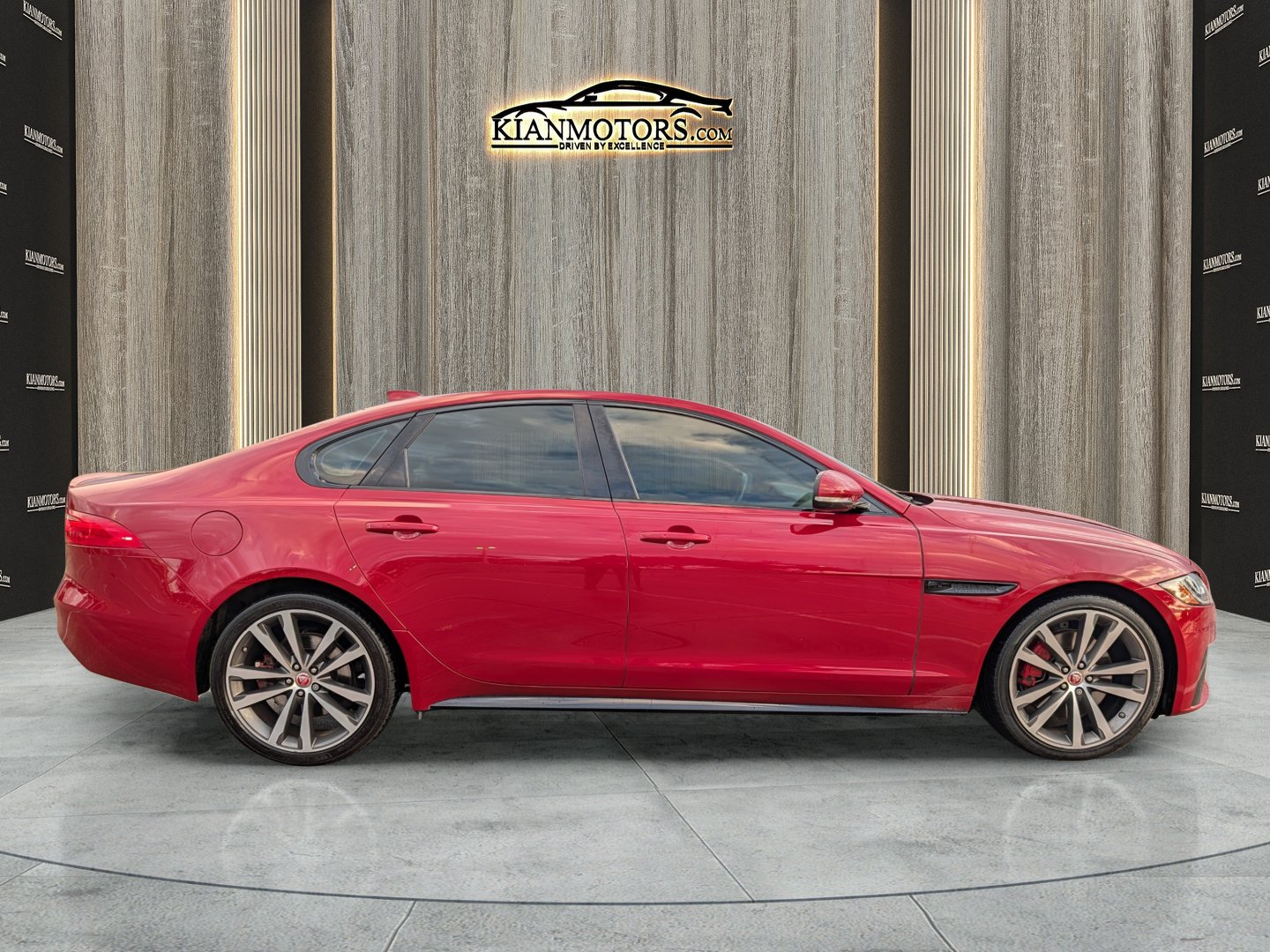 Used 2018 Jaguar XF S RWD image 10