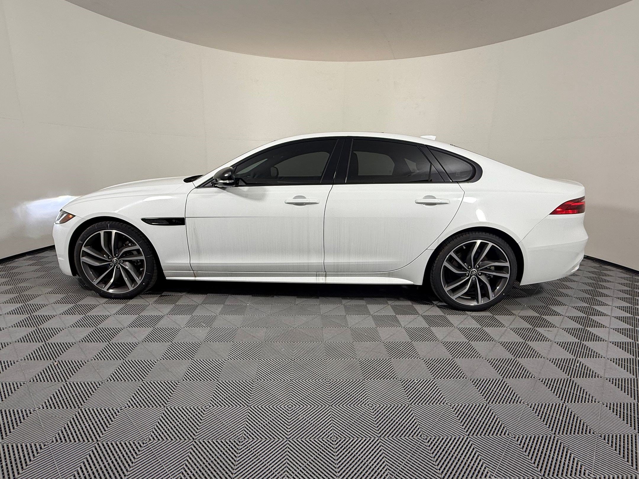 Used 2024 Jaguar XF R-Dynamic SE AWD/4WD image 2