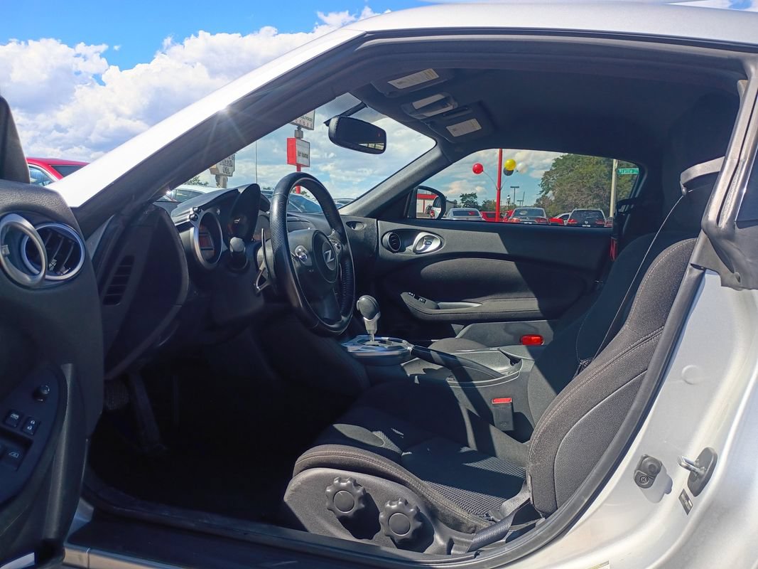Used 2011 Nissan 370Z Coupe RWD image 10