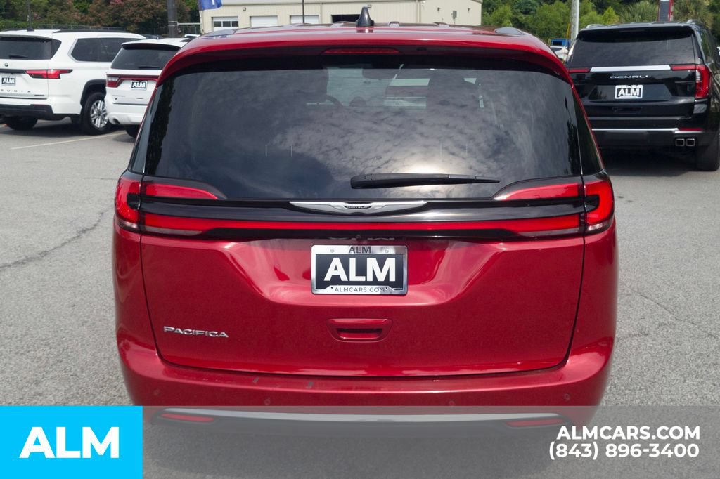 Used 2024 Chrysler Pacifica Touring-L FWD image 6