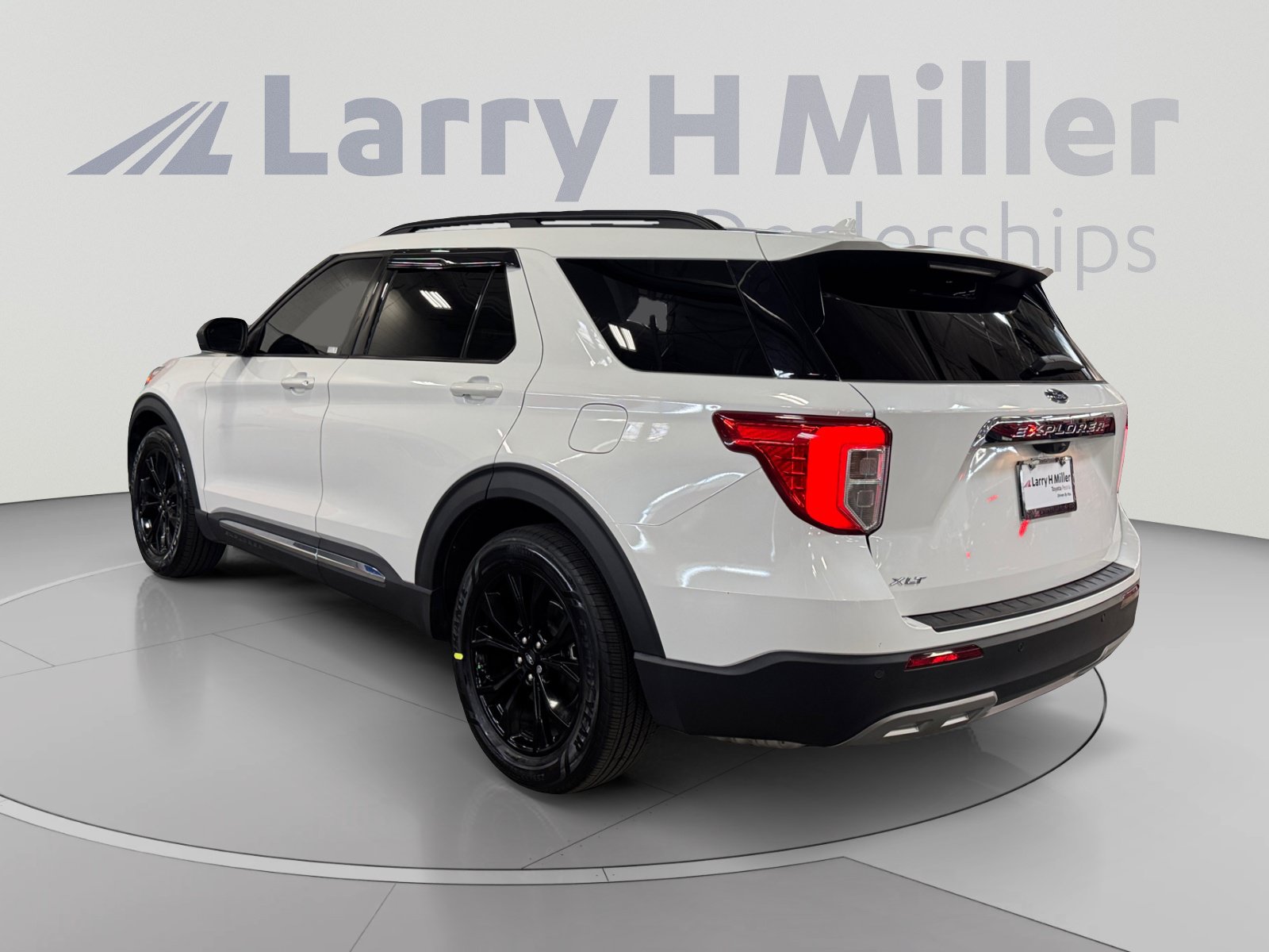 Used 2023 Ford Explorer XLT w/ Equipment Group 202A RWD image 3