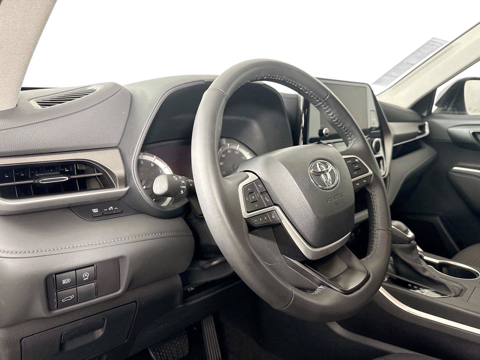 Used 2024 Toyota Highlander LE FWD image 13