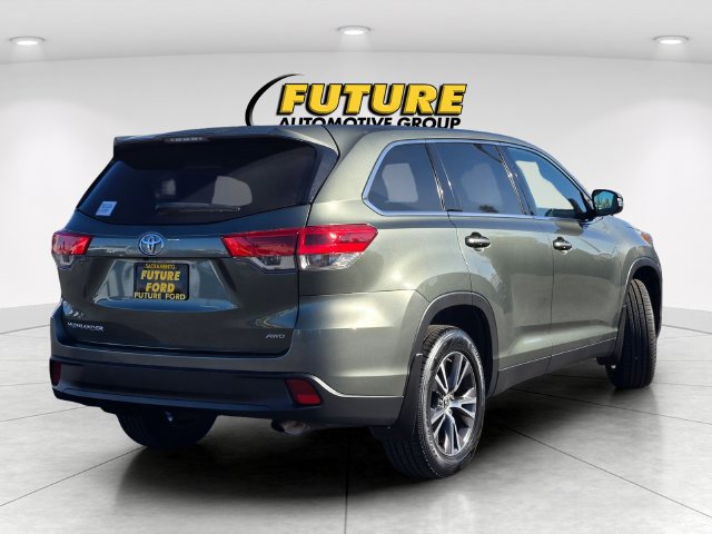 Used 2019 Toyota Highlander LE AWD/4WD image 4