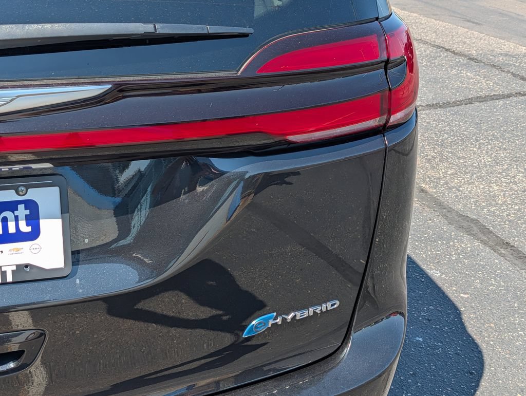 Used 2023 Chrysler Pacifica Touring-L FWD image 6