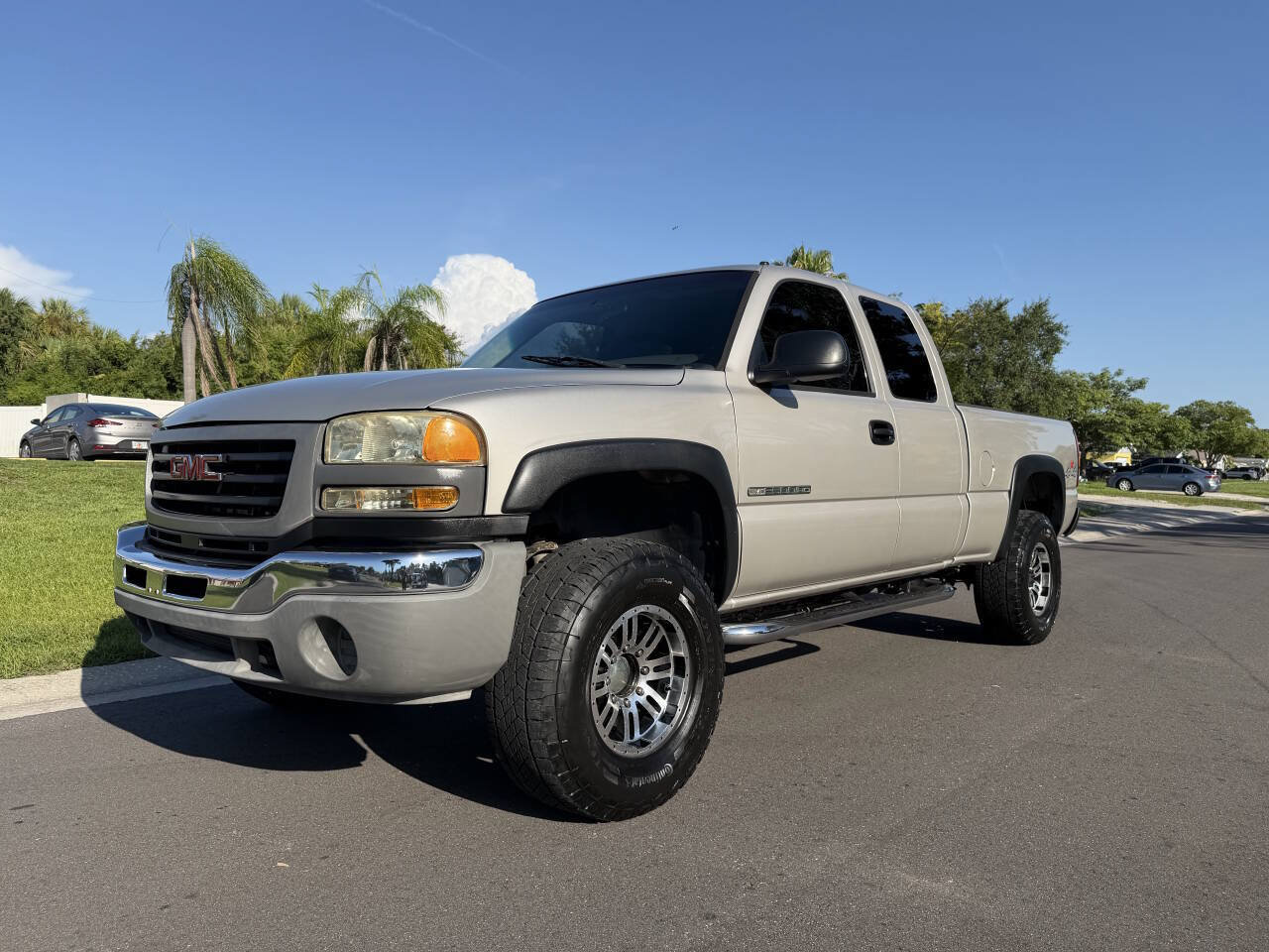 Used 2006 GMC Sierra 2500 W/T w/ Skid Plate Package AWD/4WD image 1