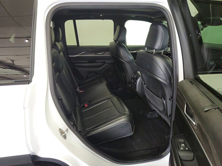 Used 2024 Jeep Grand Cherokee Limited w/ Luxury Tech Group II AWD/4WD image 8