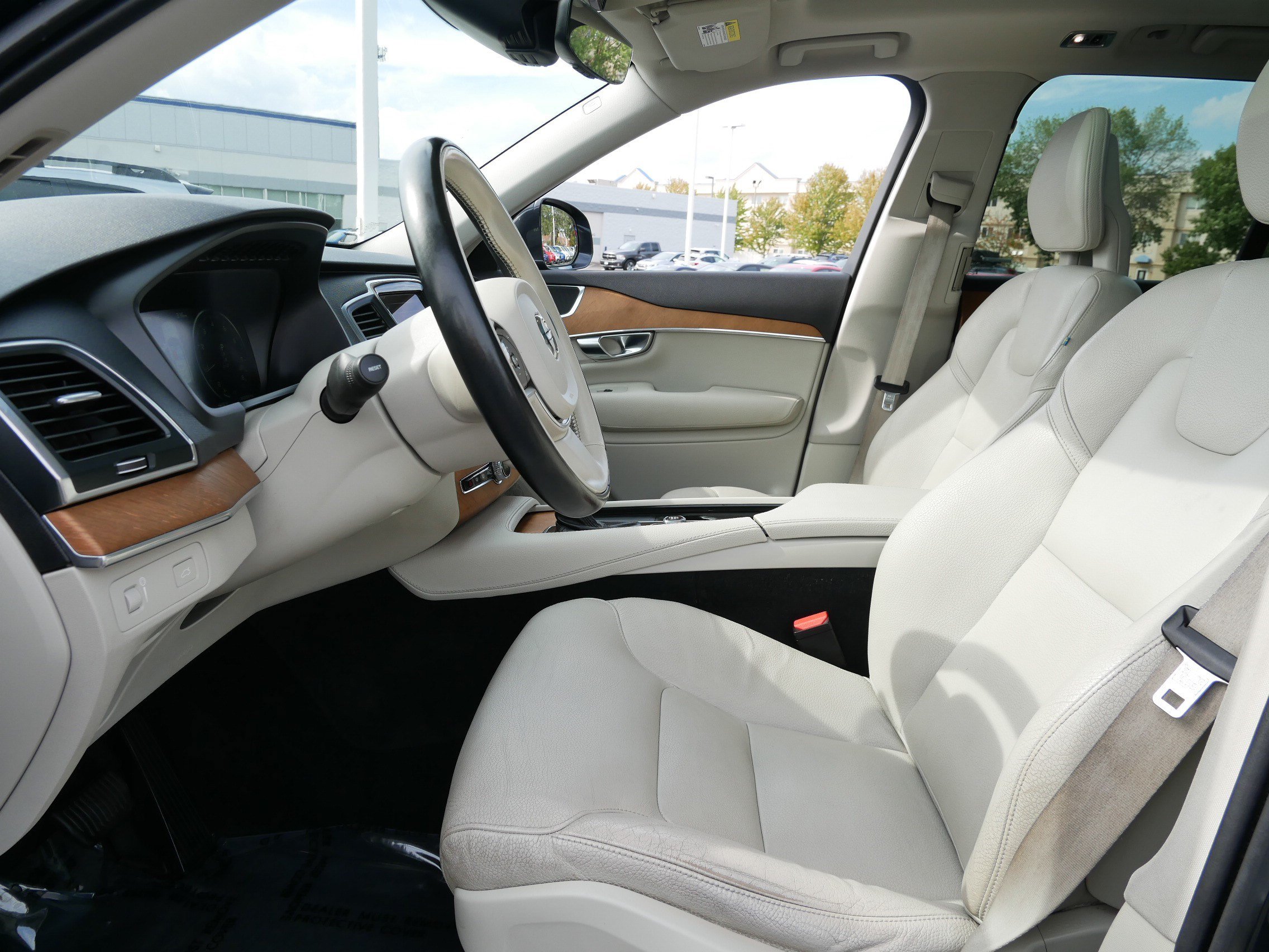 Used 2021 Volvo XC90 T6 Momentum w/ Climate Package AWD/4WD image 21