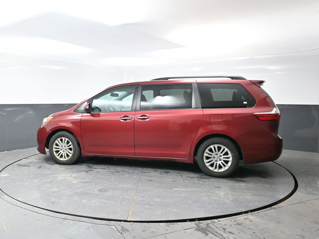 Used 2016 Toyota Sienna XLE image 8