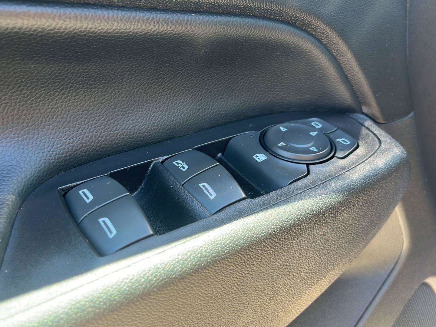 Used 2018 Chevrolet Equinox LT FWD image 11