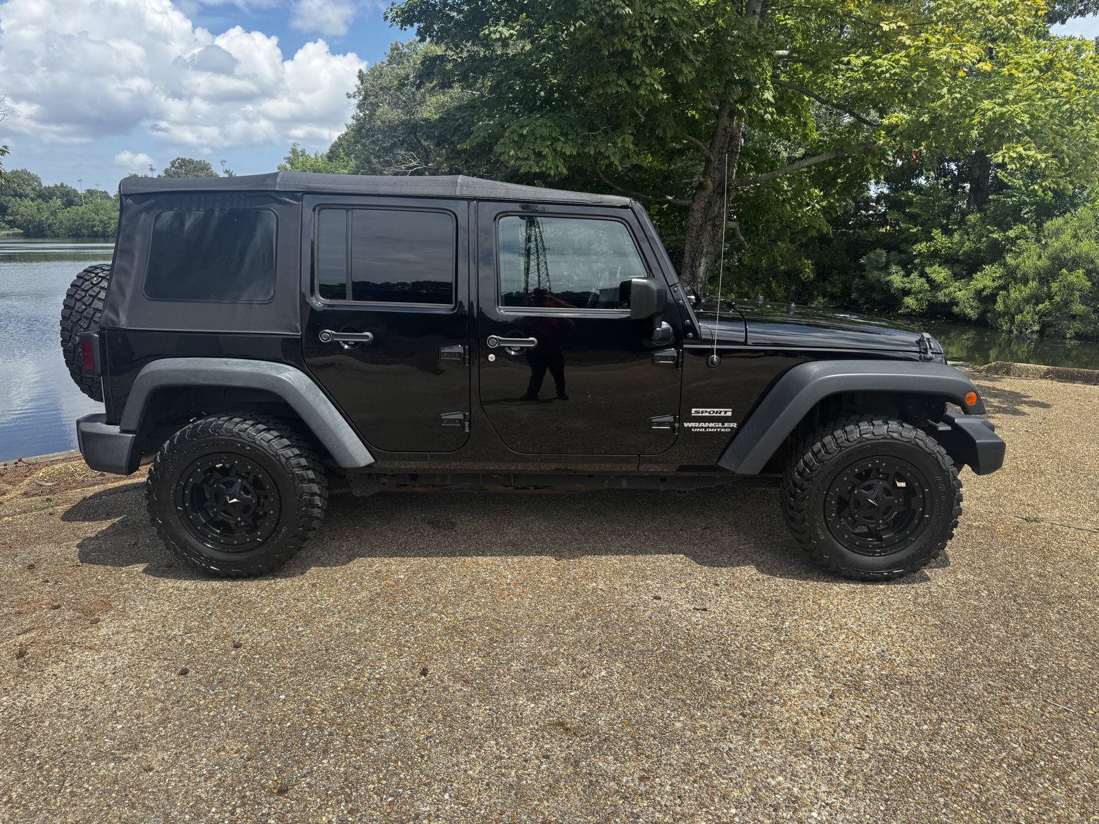 Used 2017 Jeep Wrangler Unlimited Sport AWD/4WD image 3