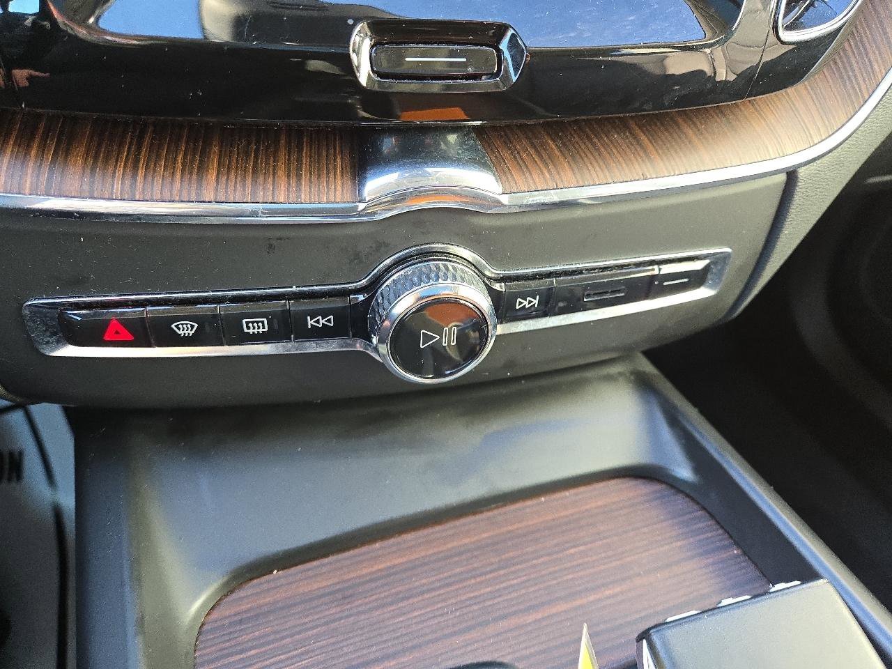 Used 2022 Volvo XC60 B5 Momentum image 22