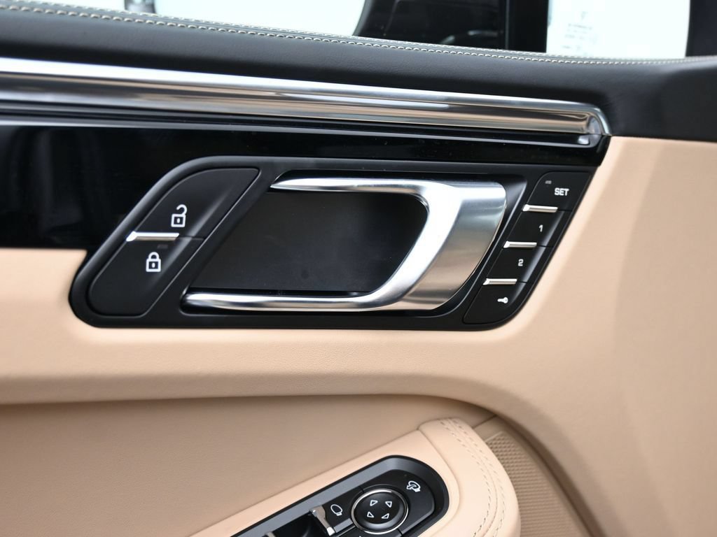 Certified 2026 Porsche Macan AWD/4WD image 14