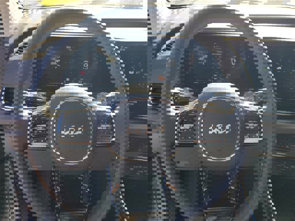 Used 2025 Kia Carnival EX image 10