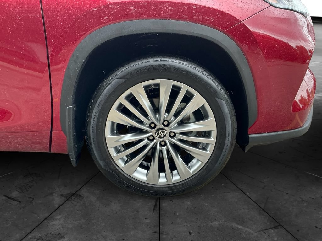Certified 2024 Toyota Highlander Platinum FWD image 16