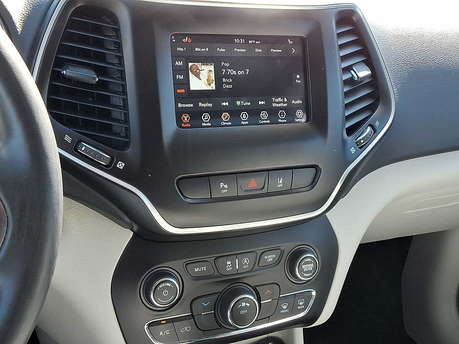 Used 2021 Jeep Cherokee Latitude Plus AWD/4WD image 15