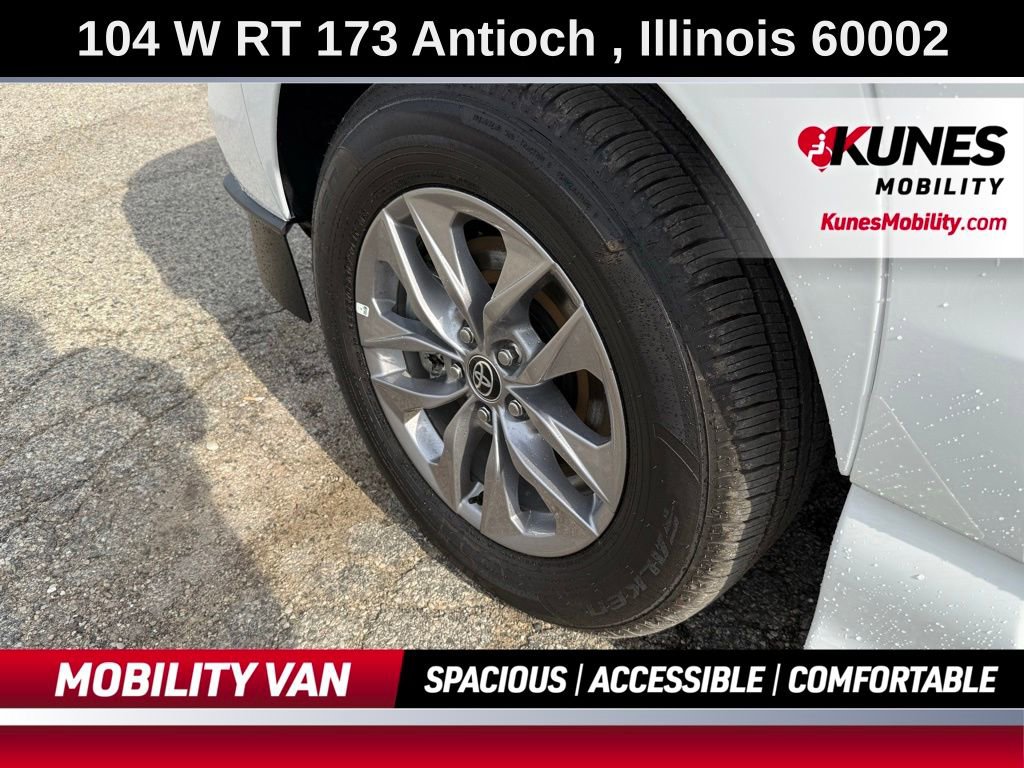 Used 2025 Toyota Sienna LE image 9