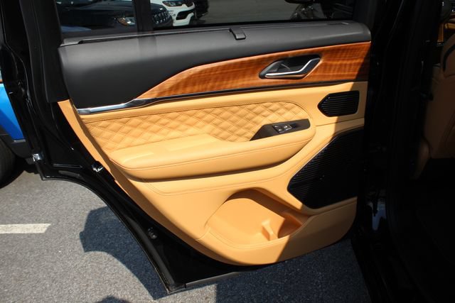 Used 2025 Jeep Grand Cherokee Summit AWD/4WD image 24