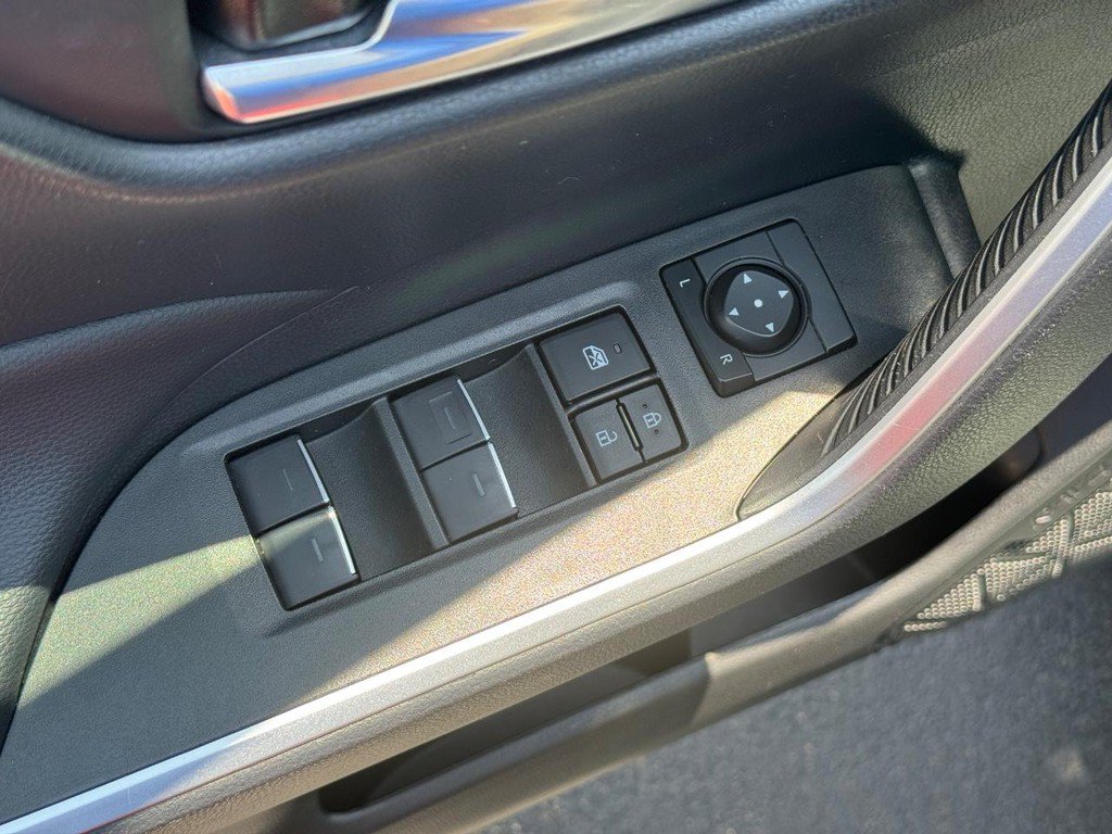 Used 2025 Toyota RAV4 XLE AWD/4WD image 17