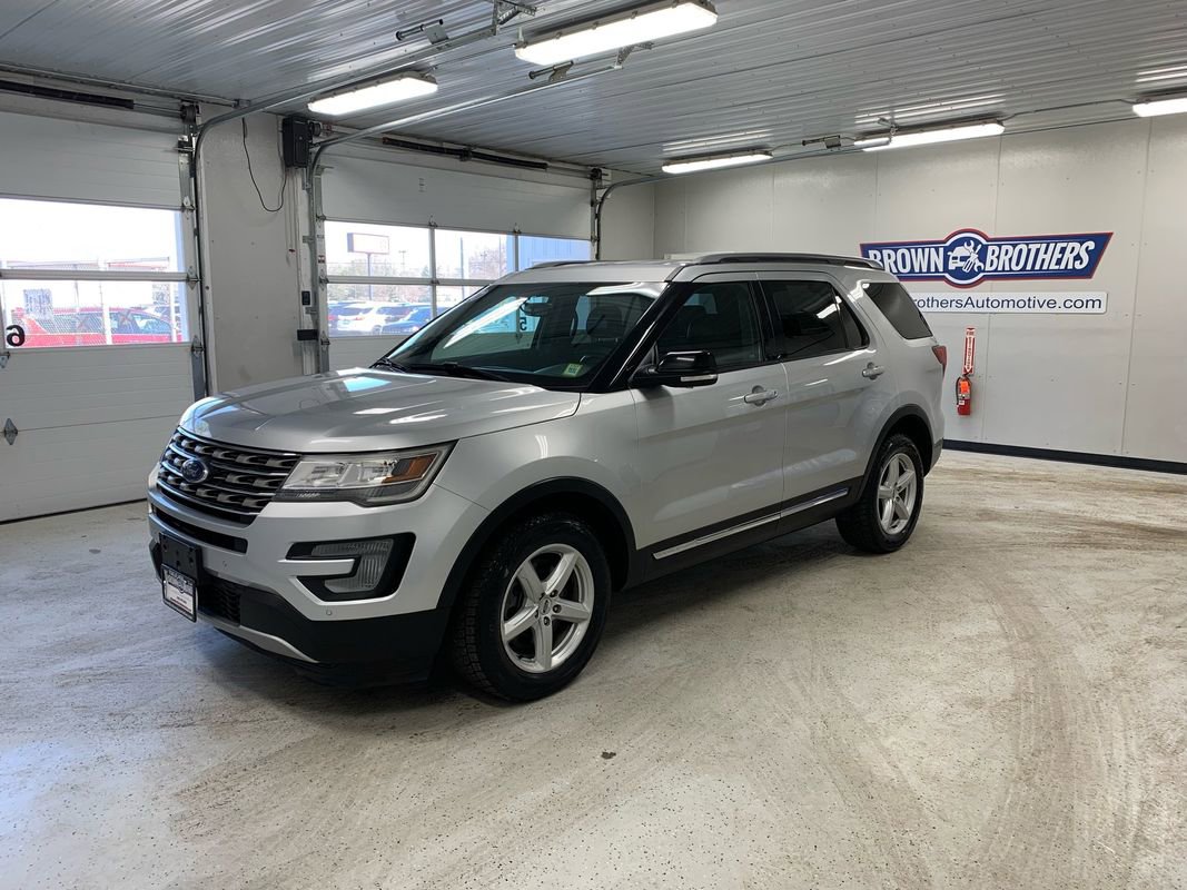 Used 2017 Ford Explorer XLT w/ Equipment Group 202A AWD/4WD image 1